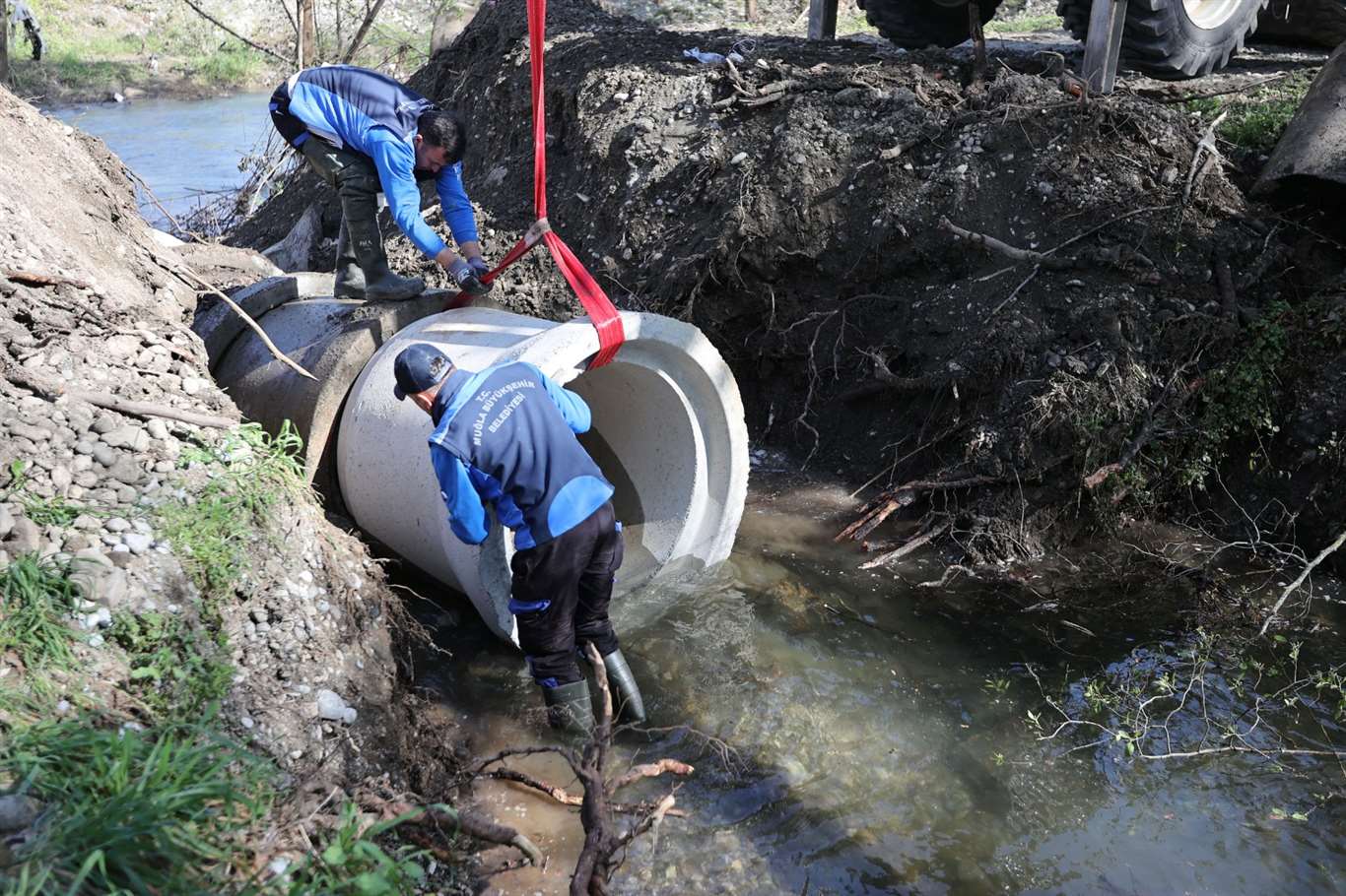    Büyükşehir, Köyceğiz'de selden etkilenen üreticilerin yanında haberi
