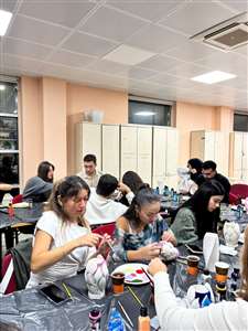 Muğla’da üniversite öğrencileri seramik vazo boyama atölyesinde buluştu haberi