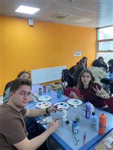       Menteşe'de gençler seramik biblo atölyesinde buluştu haberi