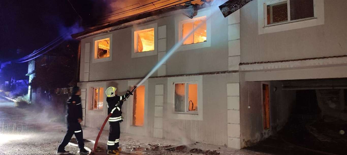    Seydikemer'de iki katlı ev alevlere teslim oldu haberi