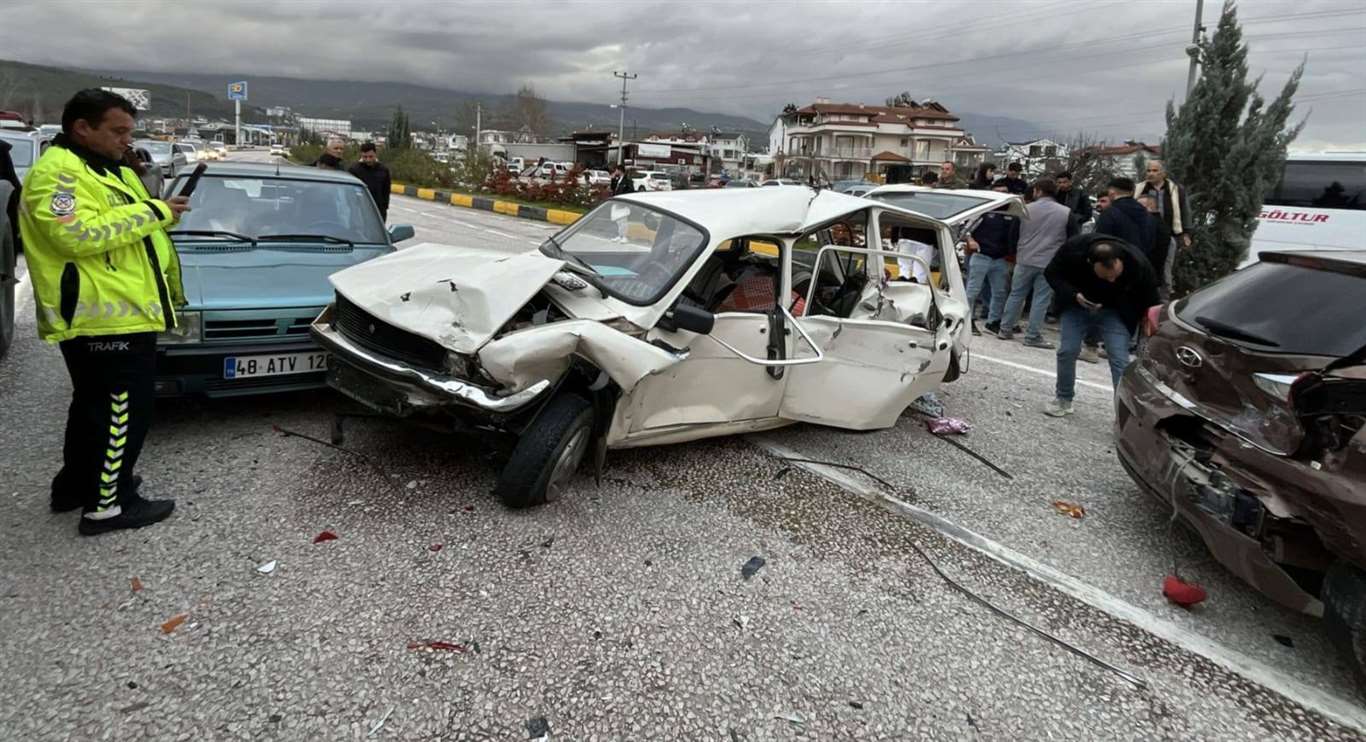 Seydikemer'de zincirleme trafik kazası: 4 yaralı haberi