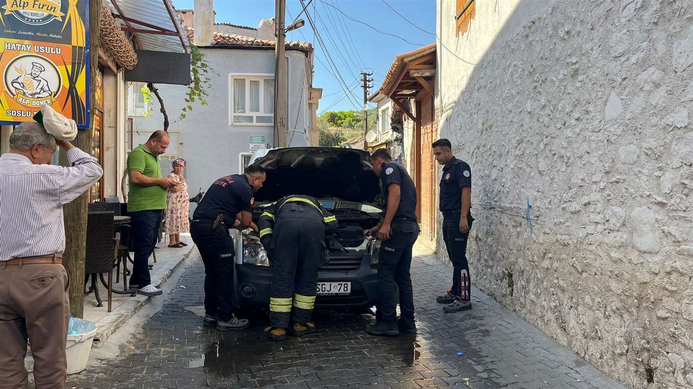 Menteşe'de seyir halindeki araç alev aldı haberi