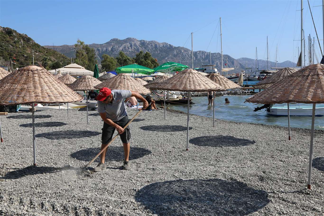 Sezon bitti, Marmaris Belediyesi plajları düzenlemeye başladı haberi