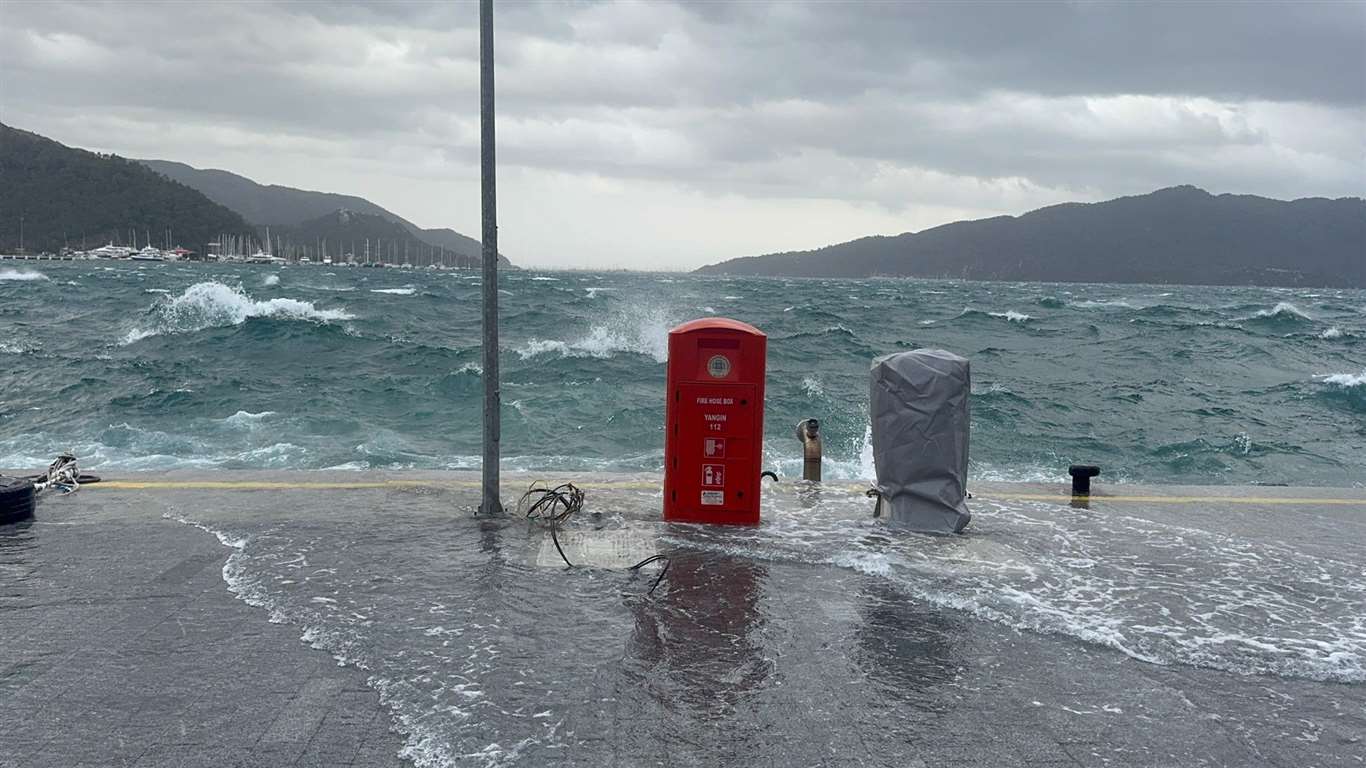 Marmaris'te şiddetli rüzgar denizi taşırdı haberi