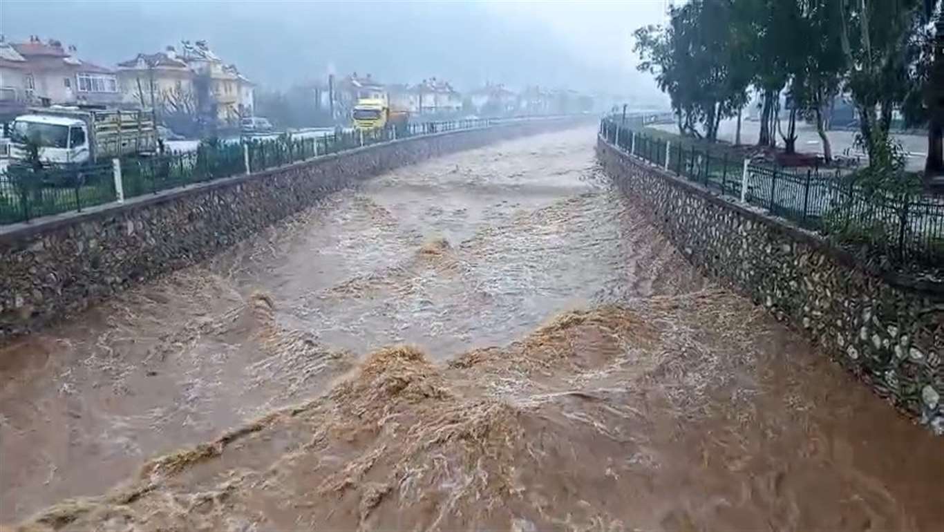 Şiddetli sağanak yağış sebebiyle Gökçe'de dere yatağında sel meydana geldi haberi