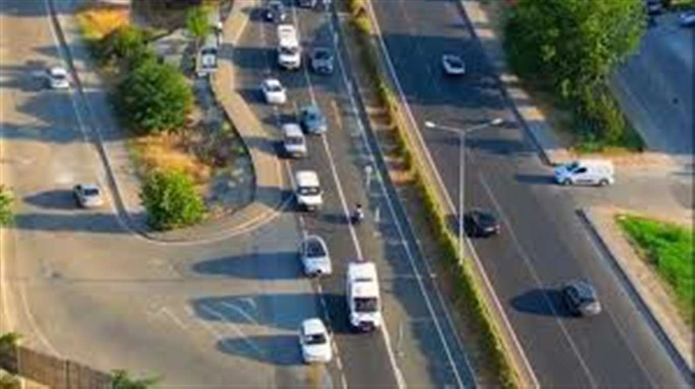       Ambulans sireni duyuldu, sürücüler fermuar sistemiyle yol açtı haberi