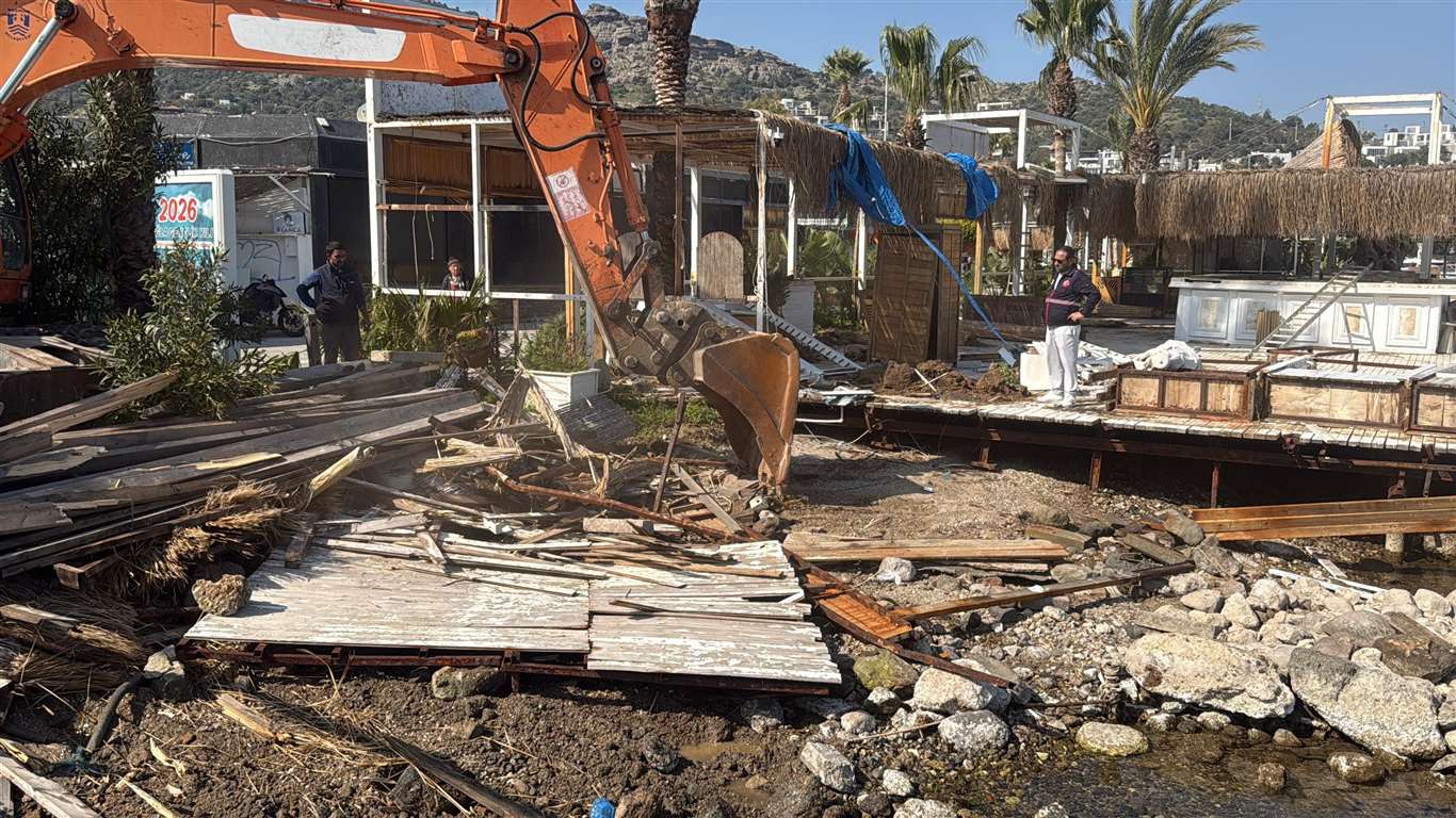 Sosyetenin iskeleleri teker teker yıkıldı, Türkbükü sahilinde büyük temizlik haberi