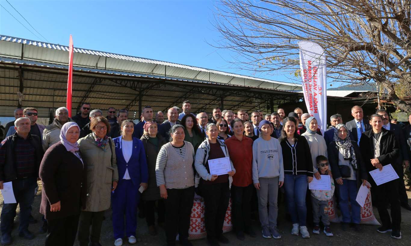 Süt sığırcılığı kursunu tamamlayan üreticilere sertifikaları verildi haberi