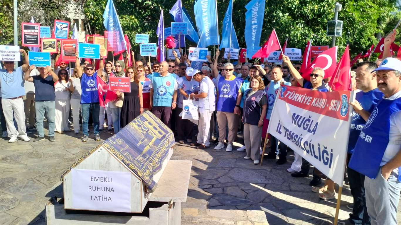 Memurlardan tabutlu protesto: 