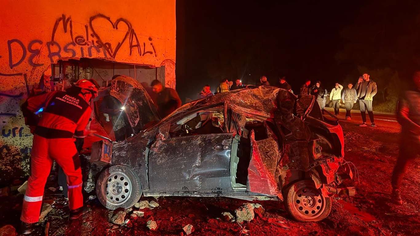 Takla atan otomobil elektrik trafosuna daldı: 2 yaralı haberi