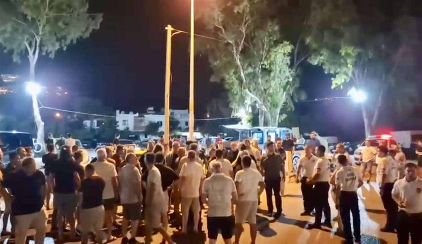 Taksicilerle VIP minibüsçüler arasında kavga: Yol trafiğe kapatıldı haberi
