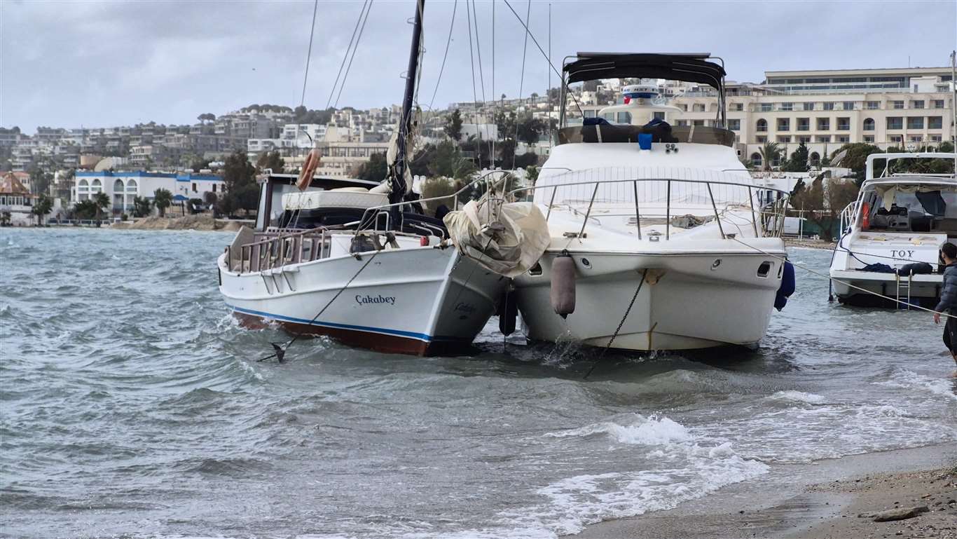 Bodrum'da Fırtına: 8 tekne kıyıya sürüklendi haberi