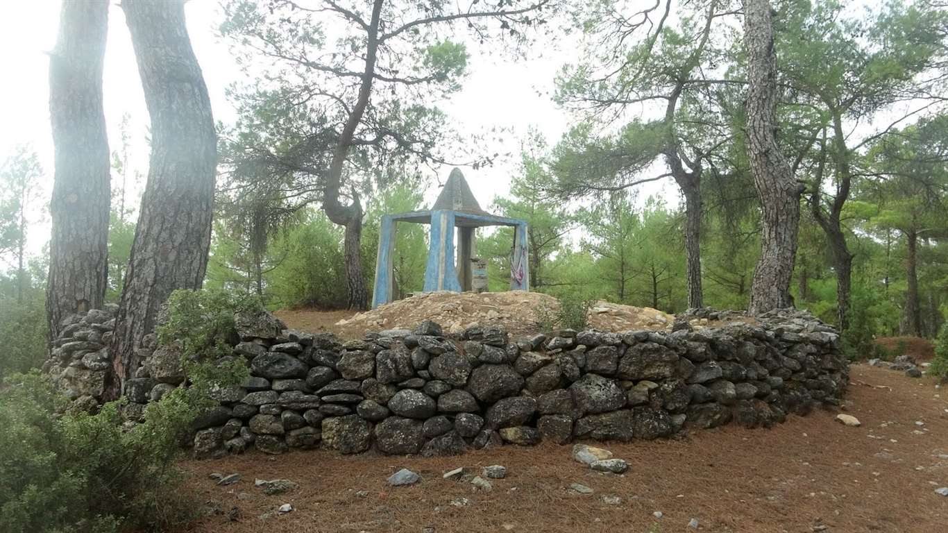    300 yıllık türbe kaçak kazıyla delik deşik edildi haberi