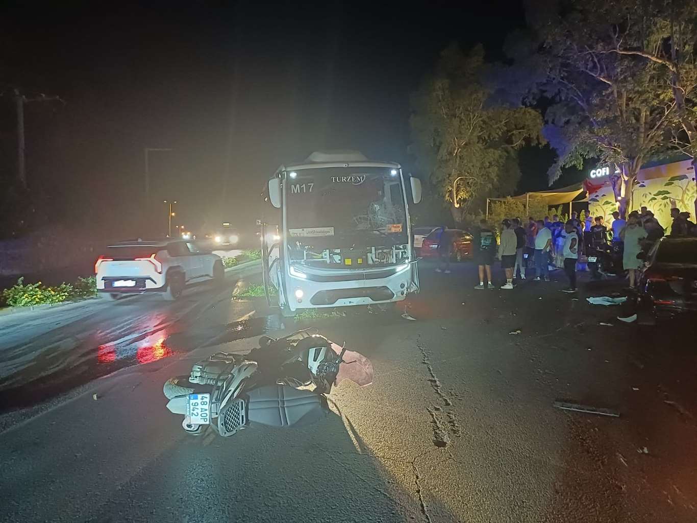 Tur otobüsü karşı şeride geçti: 1 kişi yaralandı haberi