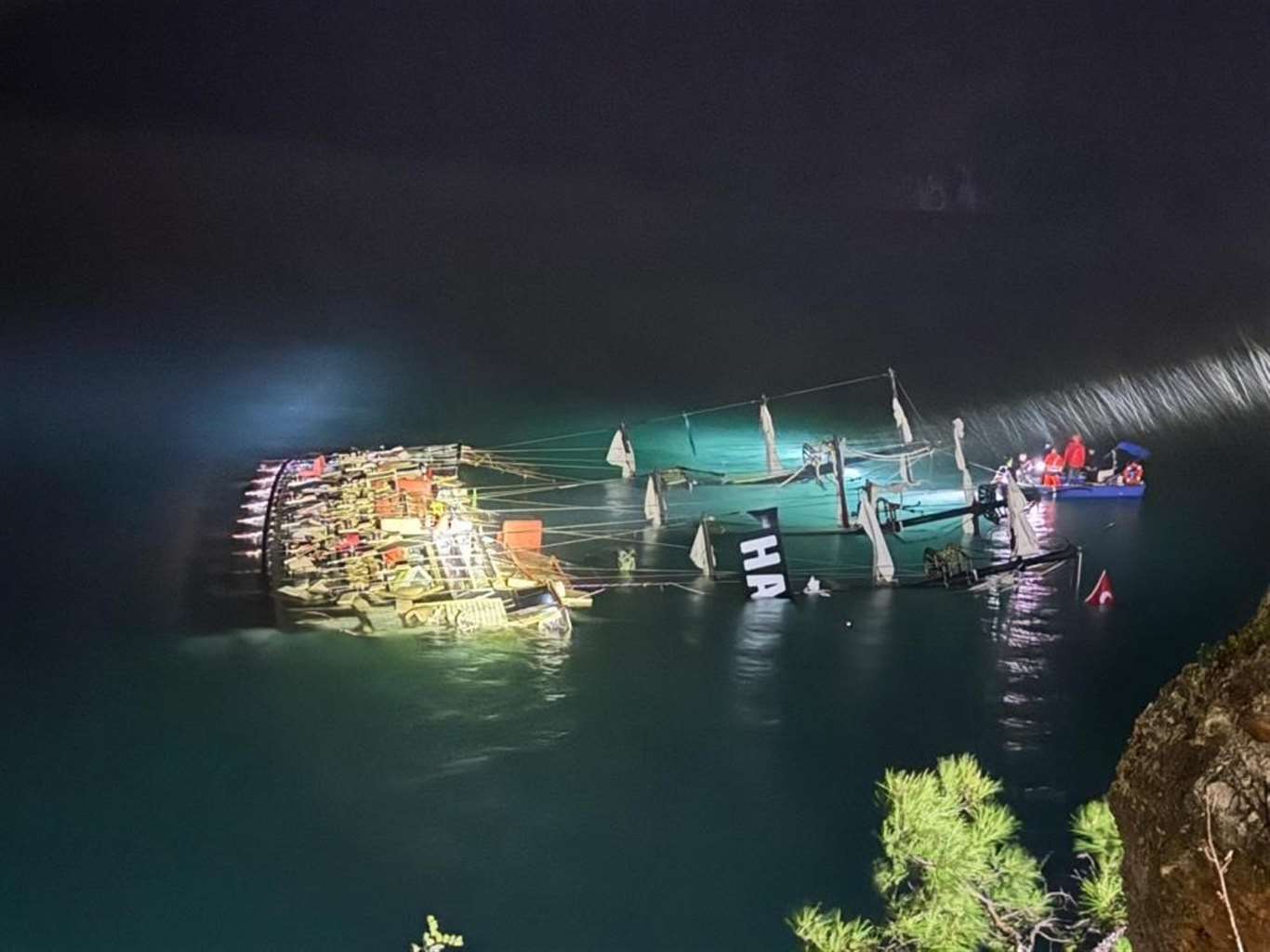 Tur teknesi kayalıklara çarpmıştı, bir kişinin cansız bedenine ulaşıldı haberi