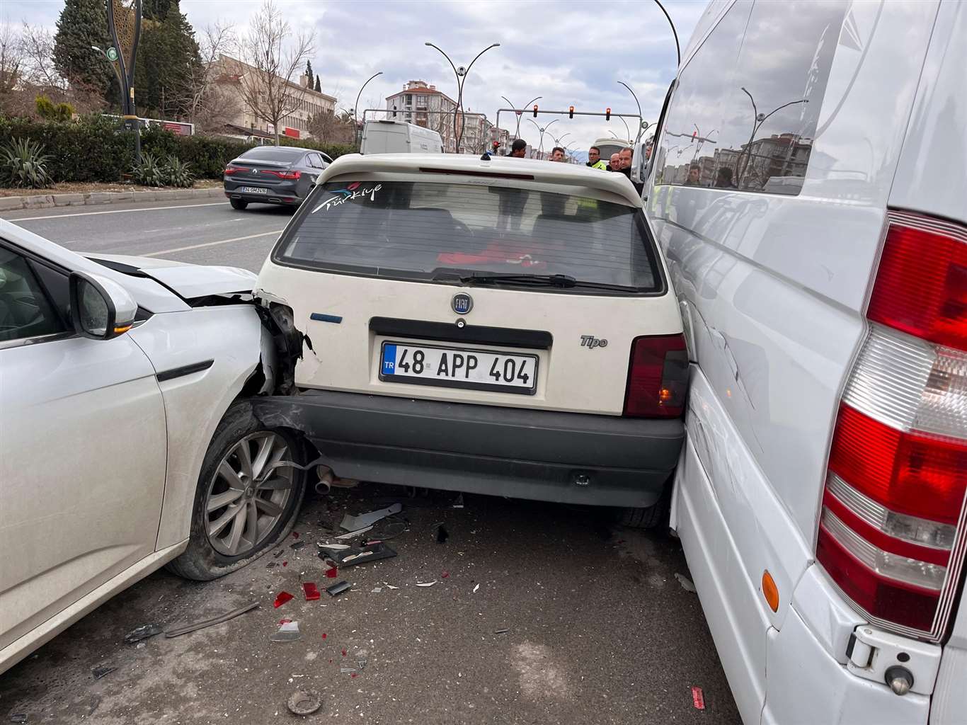 Yatağan'da üç araçlı kaza: Maddi hasarla atlatıldı haberi