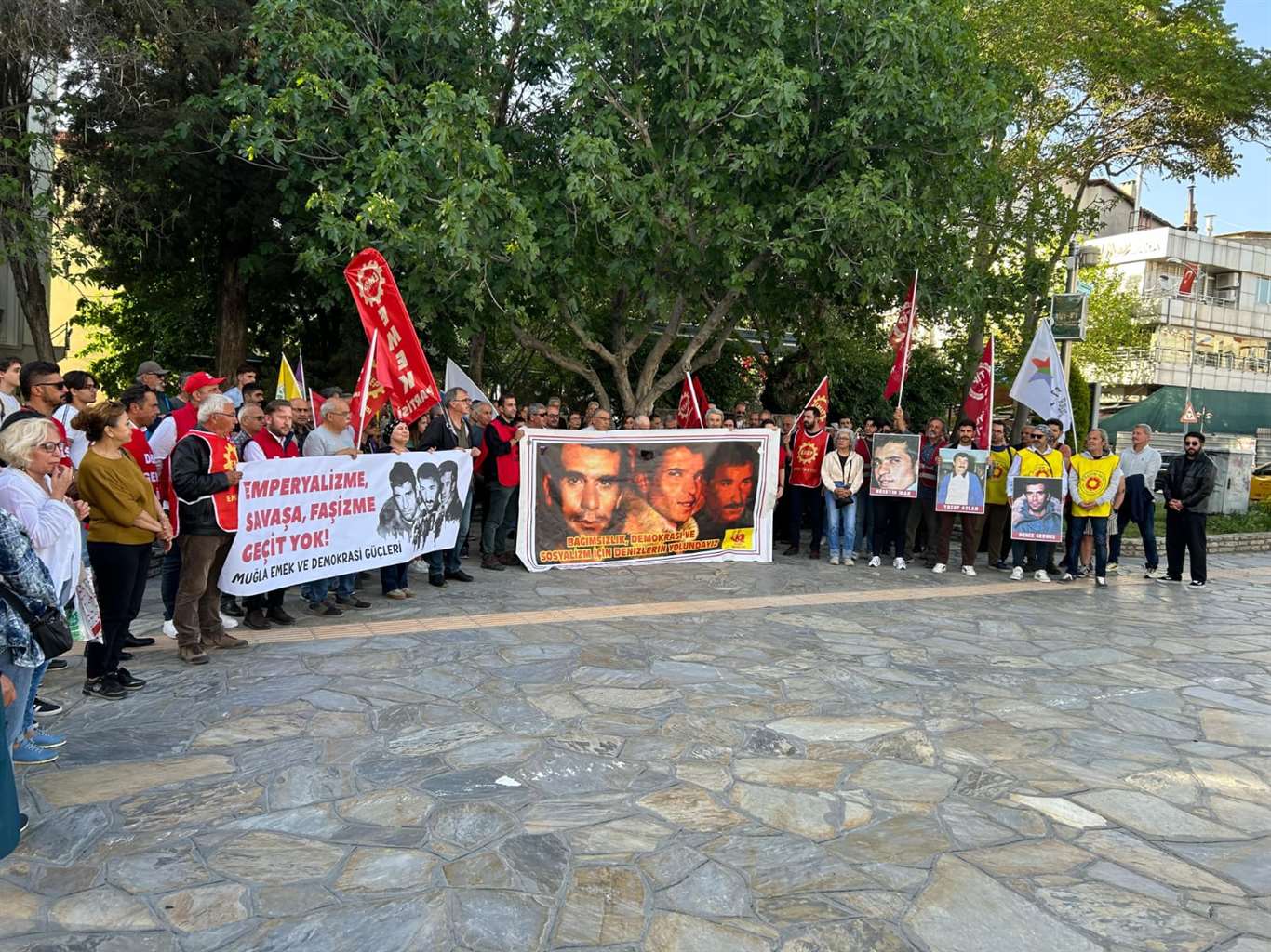 Muğla'da gençlik ve emek örgütleri Üç Fidan'ı andı haberi