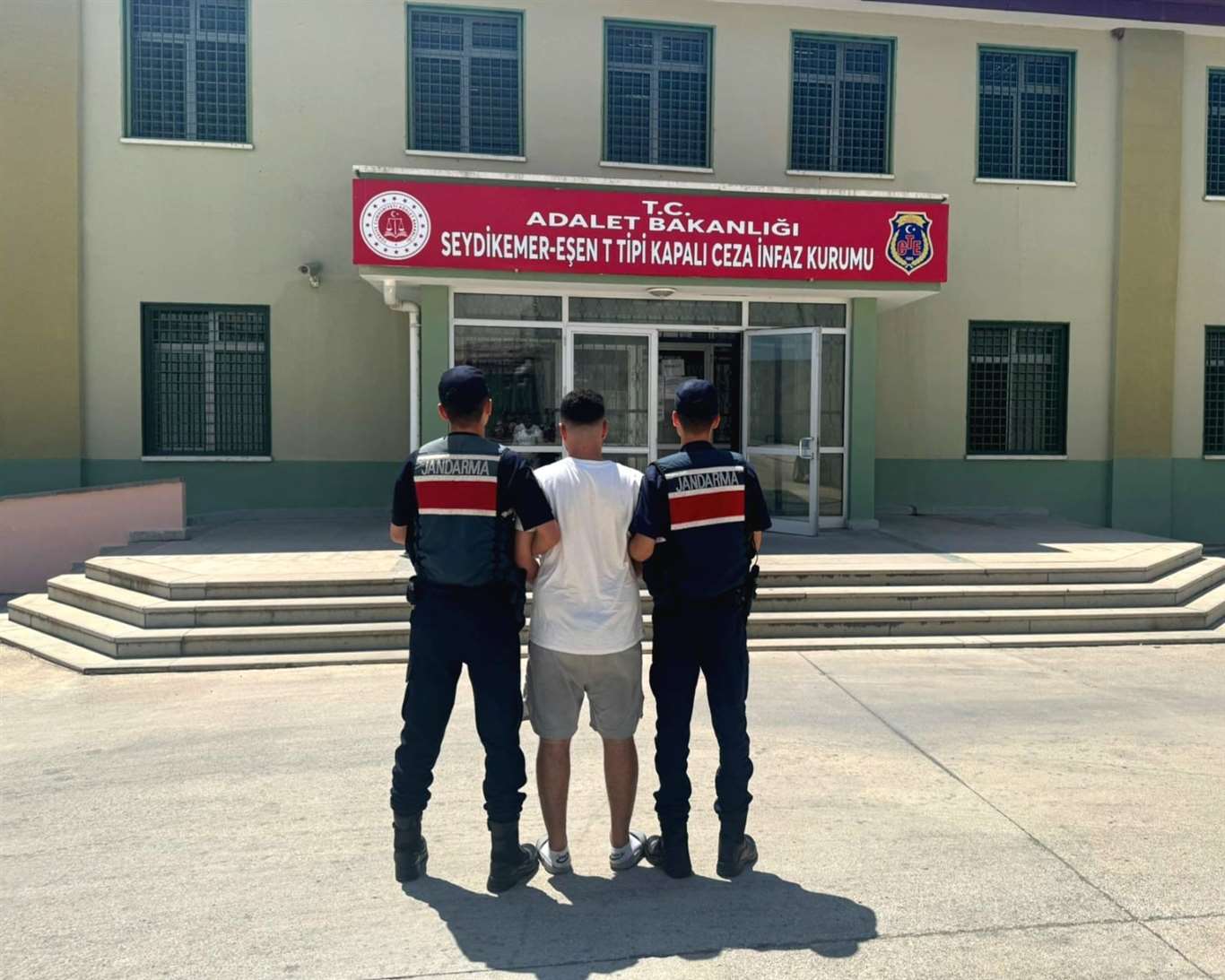 Uyuşturucu ticaretinden hapis cezasıyla aranan şahıs yakalandı haberi