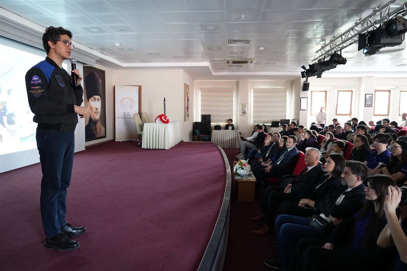  Muğla'da uzay rüzgarı Türkiye'nin ikinci astronotu Atasever gençlerle buluştu haberi