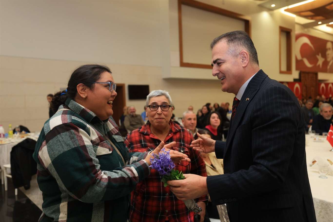 Vali Akbıyık, engelli ve yaşlı vatandaşlarla iftarda buluştu haberi