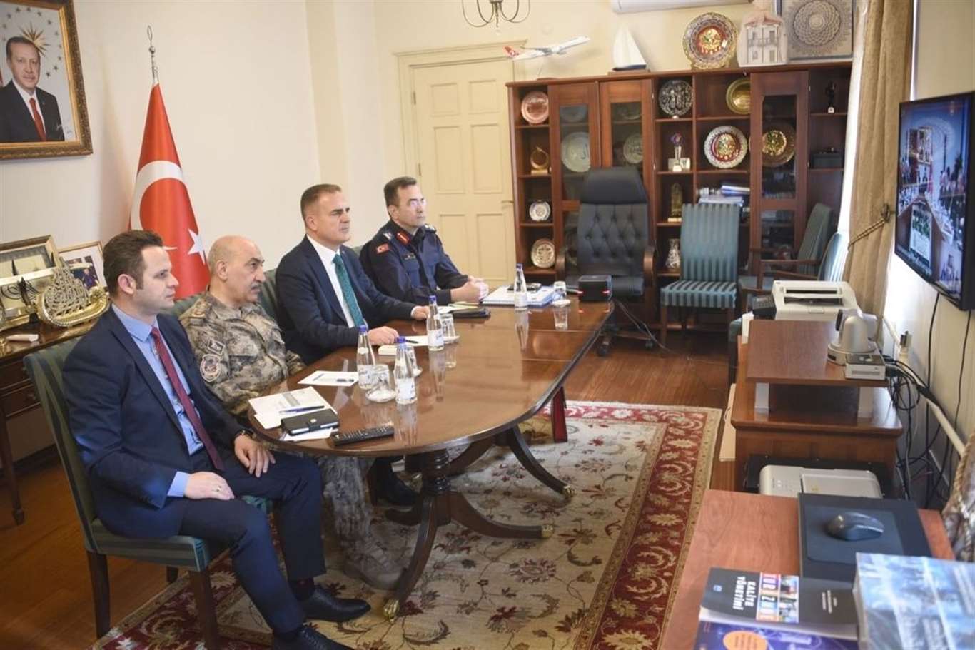 Vali Akbıyık, okul güvenliği toplantısına katıldı haberi