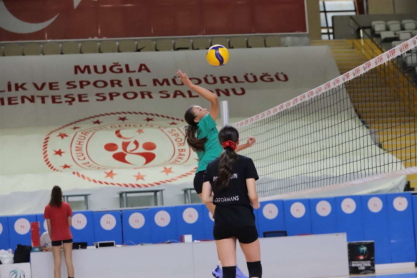  Muğla'nın voleybol yıldızları Analig için sahaya indi haberi