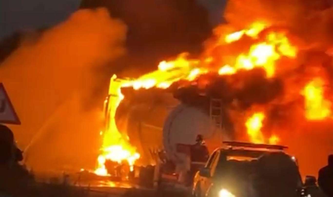 Yakıt yüklü tanker yangını ormana sıçradı haberi