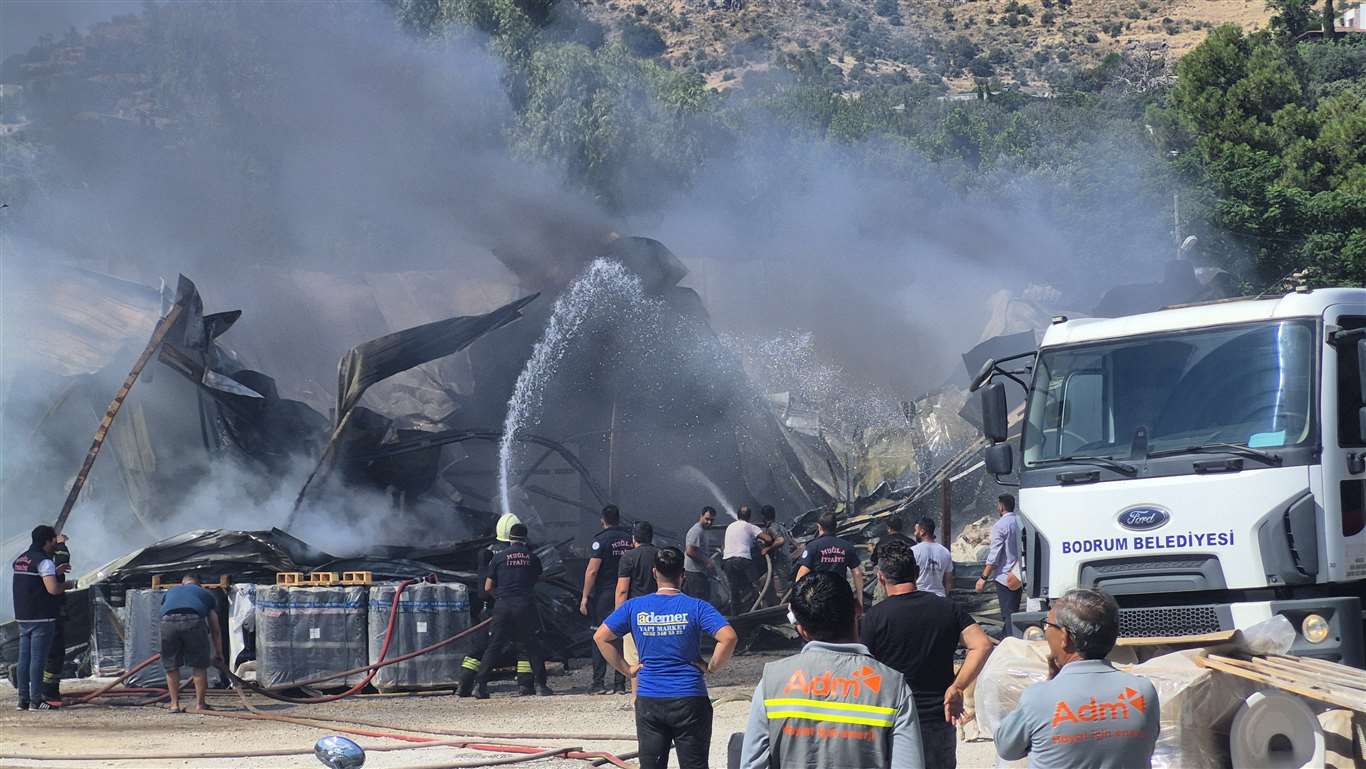 Bodrum’da yapı market alev alev yandı haberi