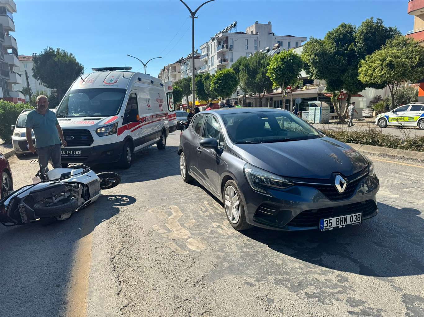 Yaya geçidinde duran motosiklete arkadan çarptı: 1 yaralı haberi
