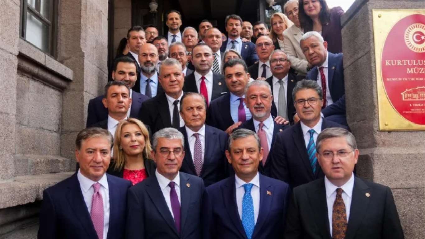YENİ Parti milletvekillerinden Özel’e destek: “Sımsıkı ve kol kola arkasındayız” haberi