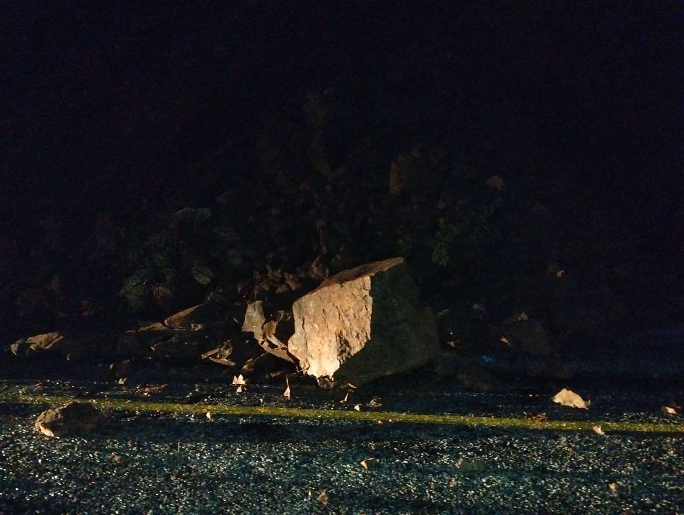       Marmaris'te toprak kayması: Yol tek taraflı ulaşıma kapandı haberi