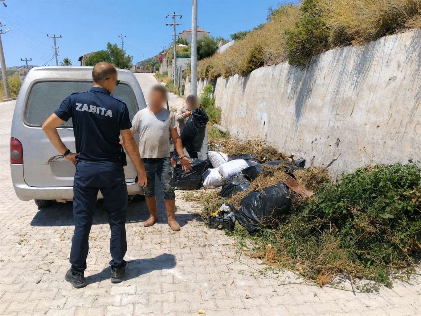 Yol kenarına atık bırakanlara cezai işlem uygulandı haberi