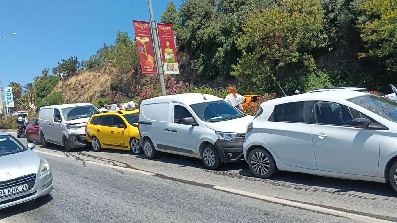 Zincirleme trafik kazası: 5 araç birbirine girdi haberi