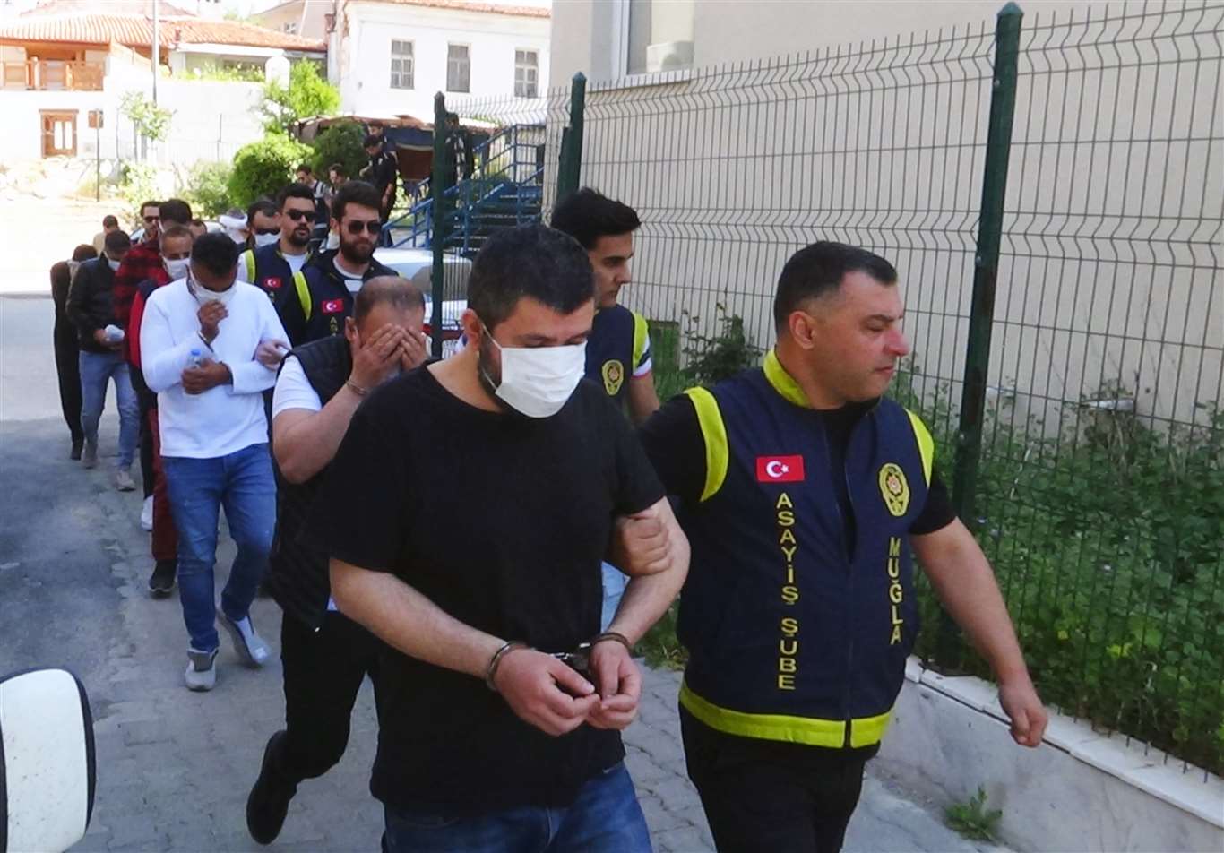       Köyceğiz ve Fethiye'de fuhuş operasyonu: 13 şüpheli yakalandı haberi